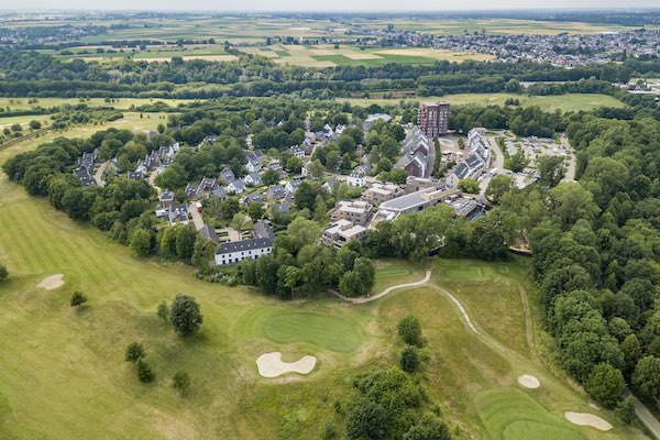Drone shot van het park bij Dormio Resort Maastricht