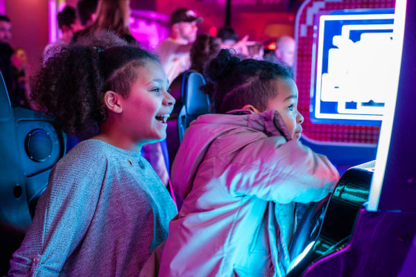 Kinderen spelen een game bij Stickx Arcade