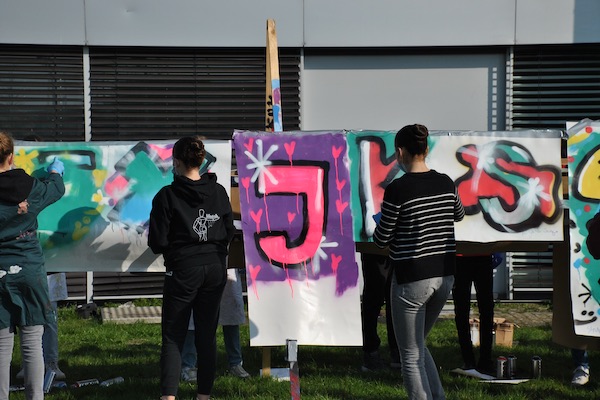 Samen met een groep de workshop volgen bij Graffiti workshop