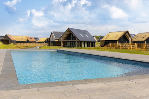 Buitenzwembad bij Dormio Resort Nieuwvliet-Bad