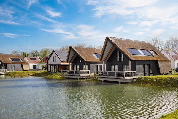 Huizen aan het water bij Dormio Resort Nieuwvliet-Bad