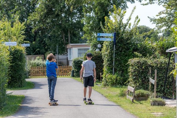 Samen skateboarden bij Vakantiepark Schouwen