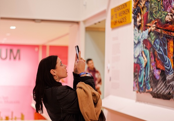 Amsterdam Museum: Vrouw maakt foto