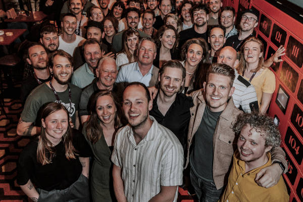 Eerste groep mensen die het doolhof betreed