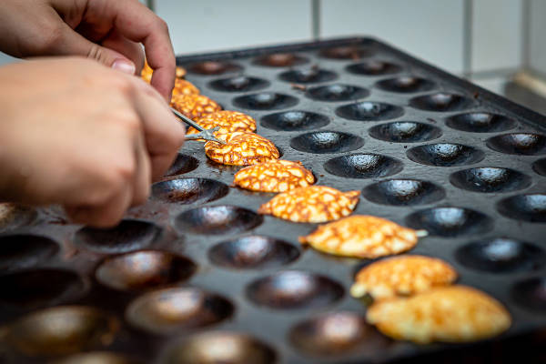 Poffertjes worden gebakken