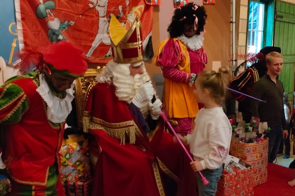 Sinterklaas met zijn pieten op bezoek