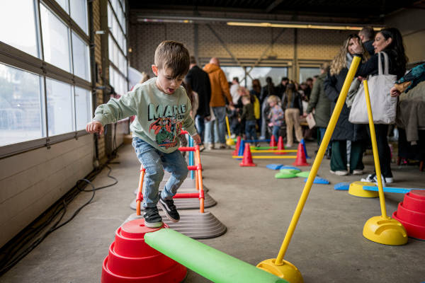 Jongentje loopt een parcour 