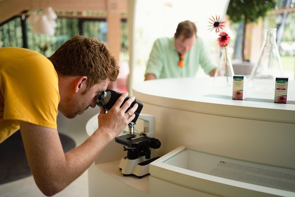 Kijken door een microscoop