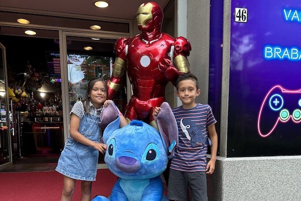 Op de foto met Iron Man en Stitch