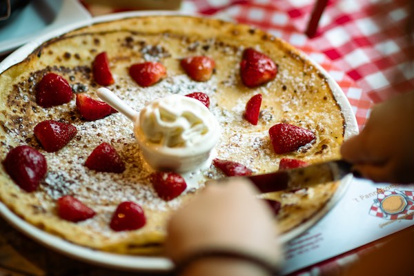 Pannenkoek met aardbei en ijs