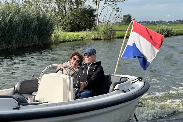 Vaar samen met vrienden, familie of je geliefde door de mooie omgeving van de Loosdrechtse Plassen en de Vecht