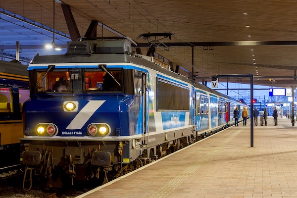 Stap aan boort van de dinner train en geniet van lekker eten en drinken