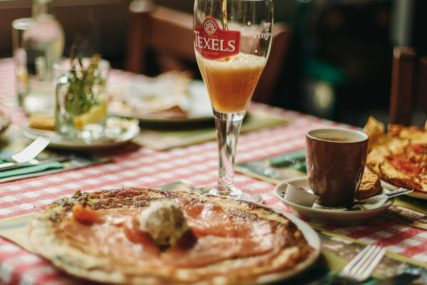 Een pannenkoek met een biertje