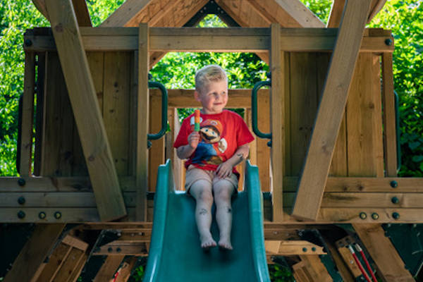 Jongen gaat van de glijbaan