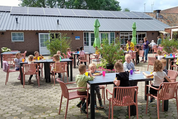 Kinderen zitten op het terras