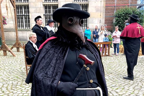 Man met vogelmasker