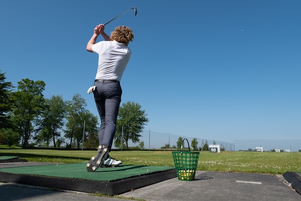 Probeer voor het eerst om een balletje te slaan op de golfbaan