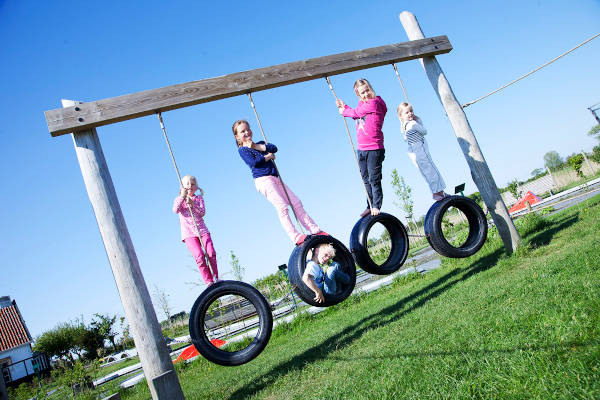 Kinderen spelen op de banden