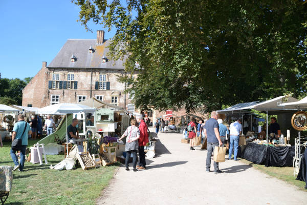 Brocante en meer op Kasteel Hernen  in Hernen 