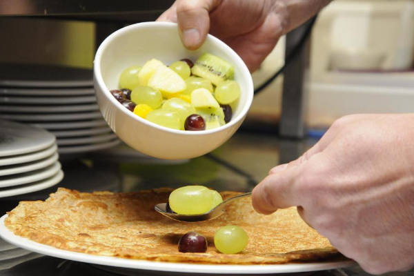 Fruit scheppen op de pannenkoek