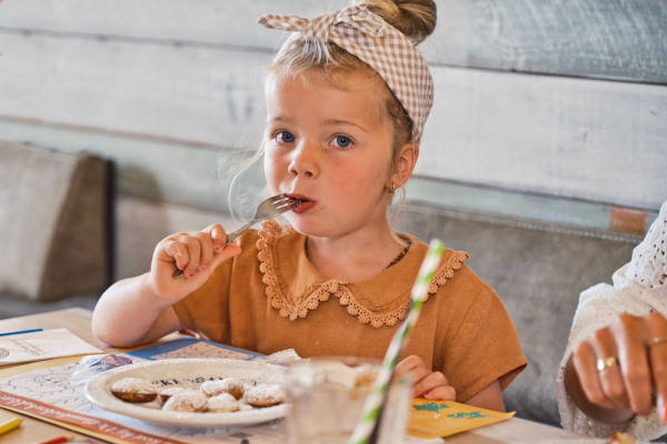 Meisje eet poffertjes