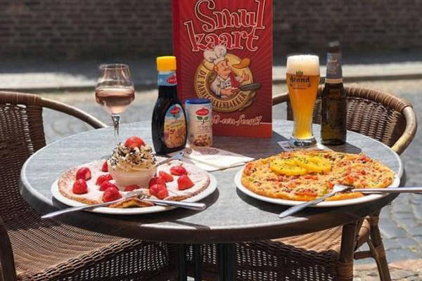 Pannenkoeken geserveerd op het terras