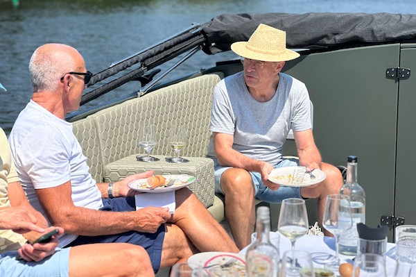 Geniet samen van een mooie boottocht op het water