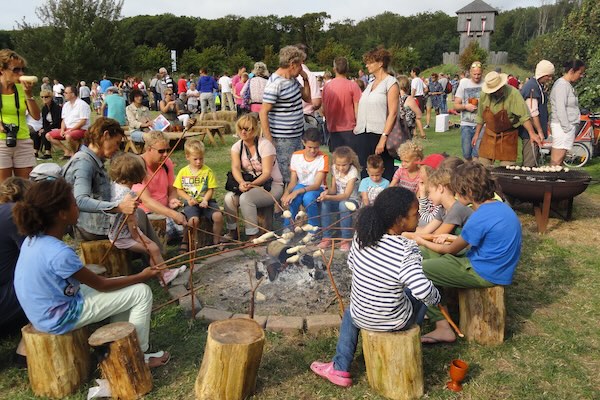 Broodjes bakken om het kampvuur