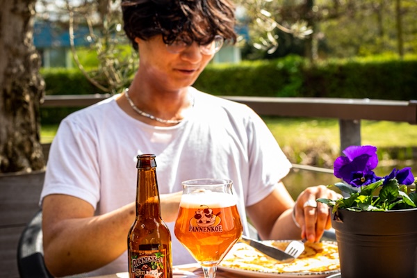 Genieten van een lekkere pannenkoek in de zon