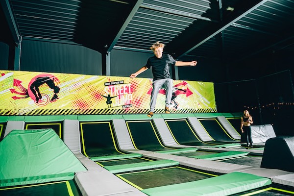 Maak vette kunstjes op de trampoline bij Street Jump Alkmaar