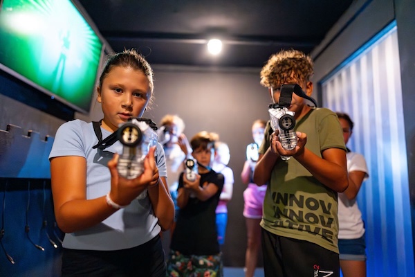 Kinderen gaan een potje lasergamen