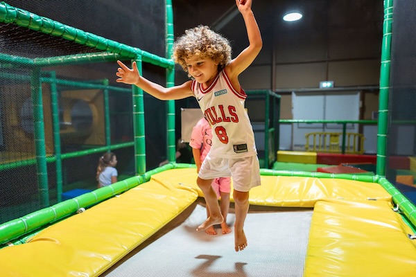 Kinderen springen op de trampoline