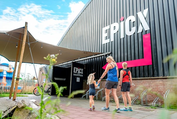 Moeder gaat met haar kinderen naar Epicx