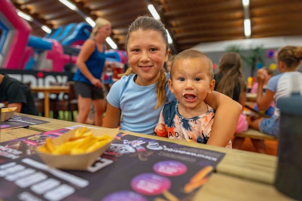 Kinderen eten patat in speeltuin