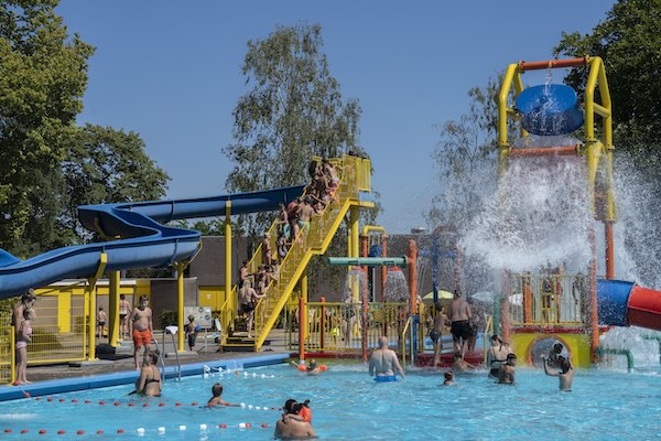 Durf jij onder de water emmer te staan op de glijbaan?