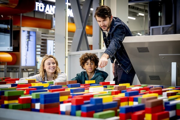 Kijken naar miniatuur containers