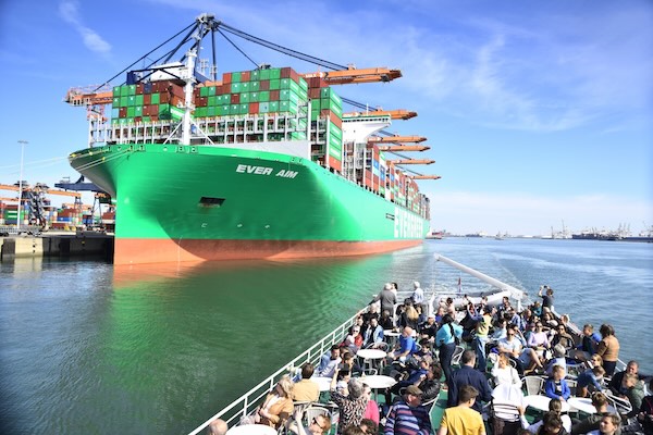 Varen langs een vrachtschip