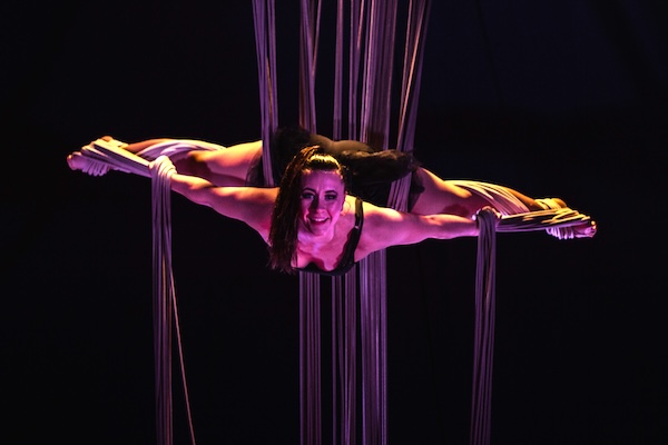 Salto's Wintercircus: Lucht acrobaat