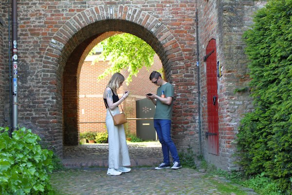 Los samen de uitdagende raadsels op in de stad naar keuze