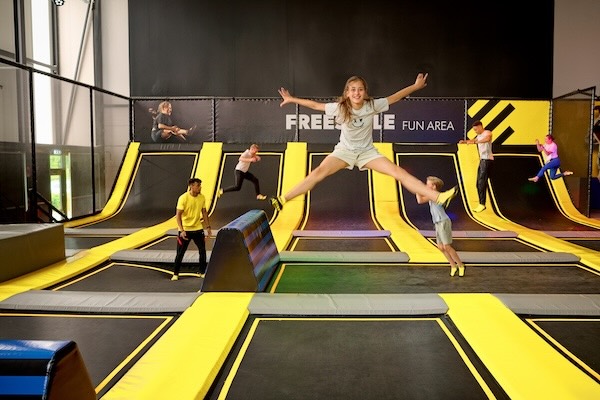 Springen in de trampolinezaal